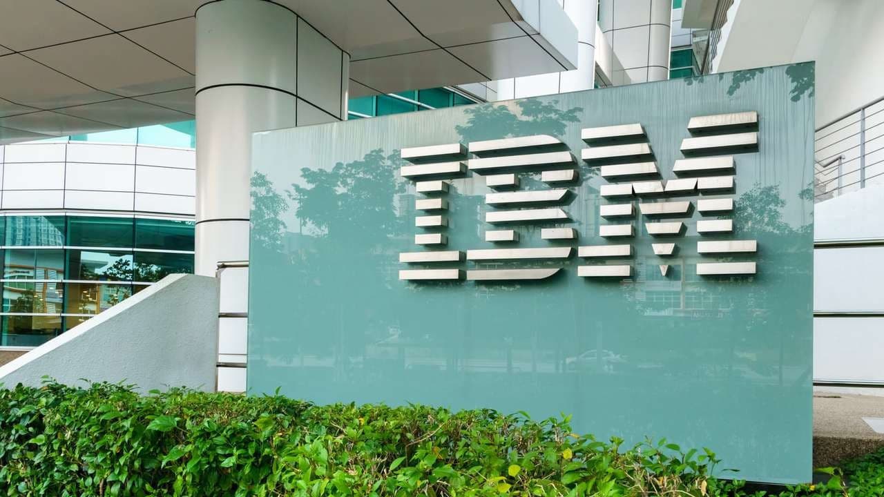 IBM'in geliri arttı, kârı geriledi