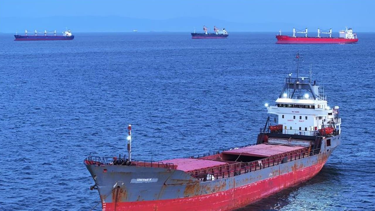 İran ticari gemileri Hürmüz'den çıkmaya başladı