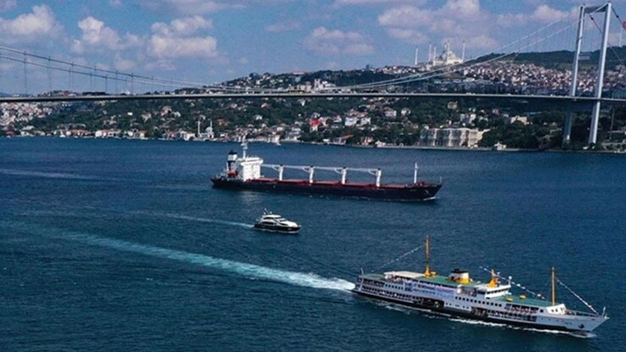 İstanbul Boğazı'nda gemi trafiği askıya alındı