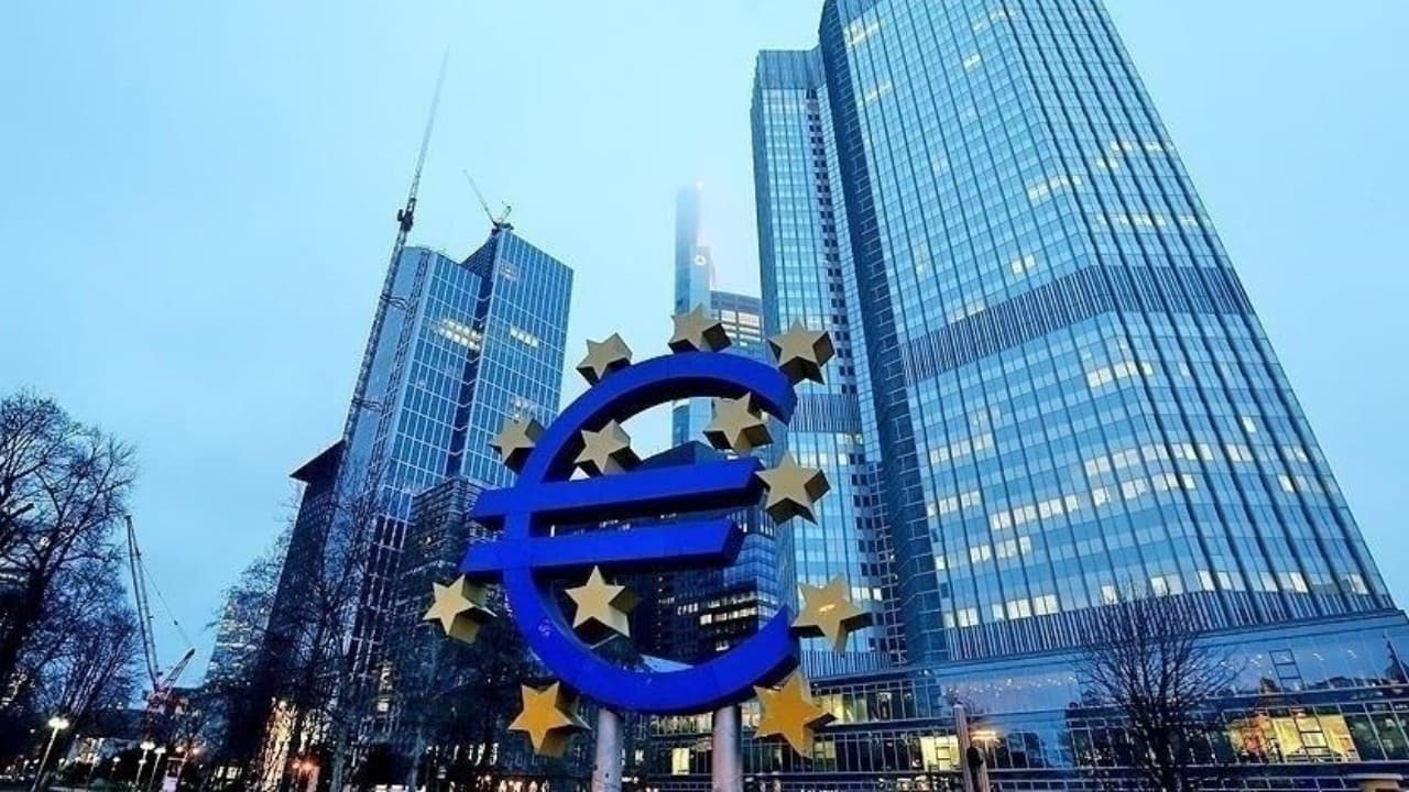 ECB faizlerde frene bastı: Politika faizini sabit tuttu